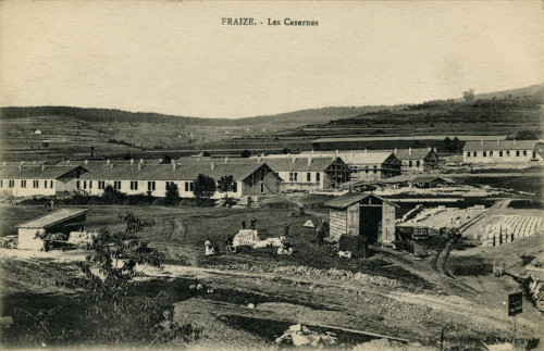 Construction de la caserne Coëhorn, à Gerva. À noter au premier plan la gare (!) du petit train à voie étroite chargé du transport des matériaux.